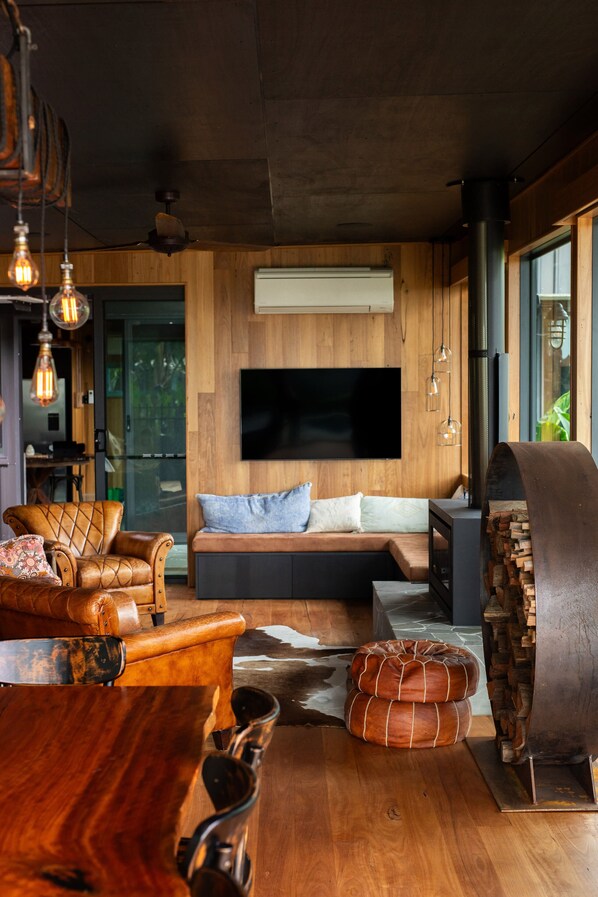 Télévision, cheminée, chaîne hi-fi