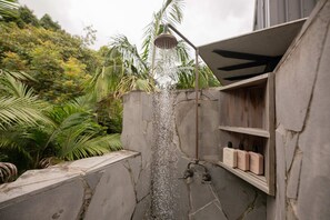 シャワー、ヘアドライヤー、タオル