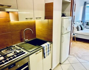 Kylskåp, ugn, spishäll och vattenkokare