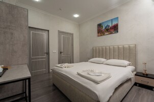 Ropa de cama de alta calidad, cubrecamas y muebles diferentes 