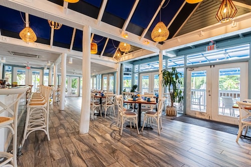 Park Shore Resort - 1st Floor unit w/newly renovated kitchen, baths & decor w/incredible water views