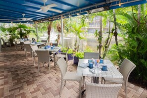 Outdoor dining - Park Shore Resort - 1st Floor unit w/newly renovated kitchen, baths & decor w/incredible water views (Naples)