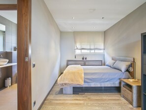 1 dormitori i roba de llit 