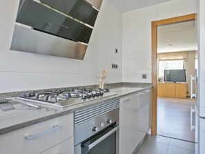 Kühlschrank, Ofen, Wasserkocher mit Kaffee-/Teezubehör, Toaster