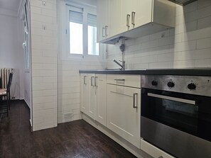 Jääkaappi, mikroaaltouuni, uuni, liesi