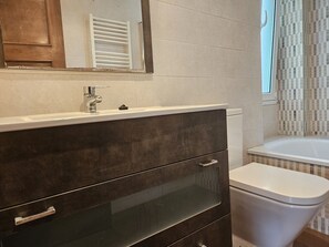 Shower, hair dryer, towels - 10A05 Apartamento 2 dormitorios vistas al parque (Pravia)