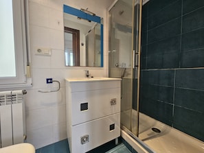 Shower, hair dryer, towels - 10A05 Apartamento 2 dormitorios vistas al parque (Pravia)
