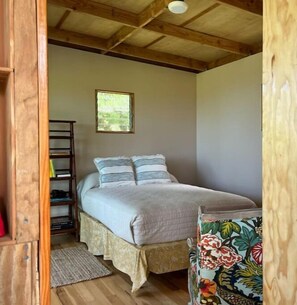 1 bedroom, travel cot, WiFi, bed sheets