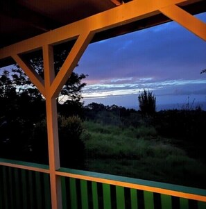 Property grounds - Terrific cottage with WiFi in Honokaa   AKA"Upper House" (honokaa)