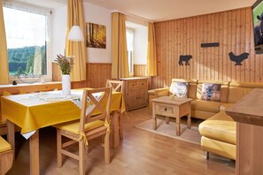 Smart TV, fireplace, DVD player, table tennis