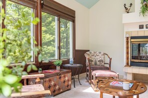 Interior - Twin Waters by AvantStay | Patio + Pool Table (Lake Harmony)