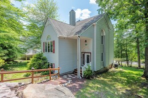 Exterior - Twin Waters by AvantStay | Patio + Pool Table (Lake Harmony)