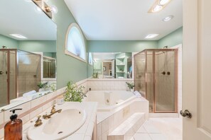 Douche, séchoir à cheveux, serviettes fournies