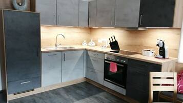 Kühlschrank, Ofen, Herdplatte, Wasserkocher mit Kaffee-/Teezubehör