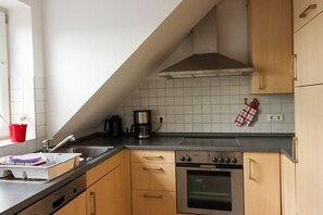 Køleskab, mikrobølgeovn, ovn, kogeplade