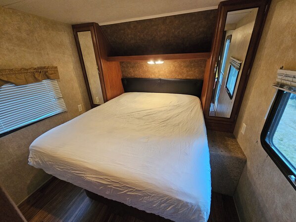 1 bedroom, bed sheets