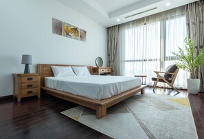 Departamento Royal, 2 habitaciones | Caja de seguridad en la habitación y tabla de planchar con plancha 