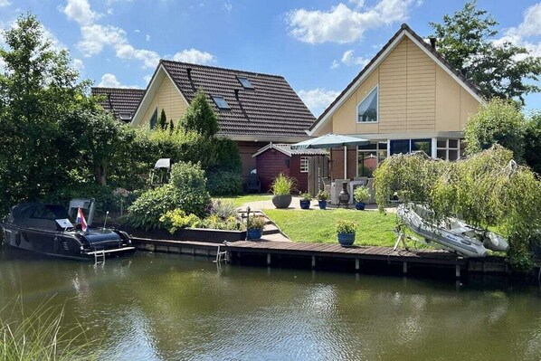 Exterior - Carpe Diem with jetty and boat (Medemblik)