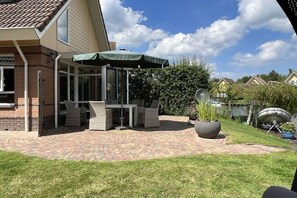 Outdoor dining - Carpe Diem with jetty and boat (Medemblik)