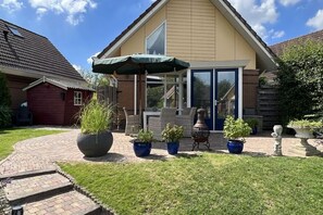 Exterior - Carpe Diem with jetty and boat (Medemblik)