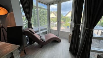 Smart-tv, eldstad, dvd-spelare och en stereo