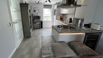 Kylskåp, mikrovågsugn, ugn och spishäll