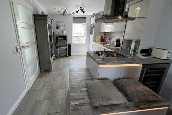 Kühlschrank, Mikrowelle, Ofen, Herdplatte