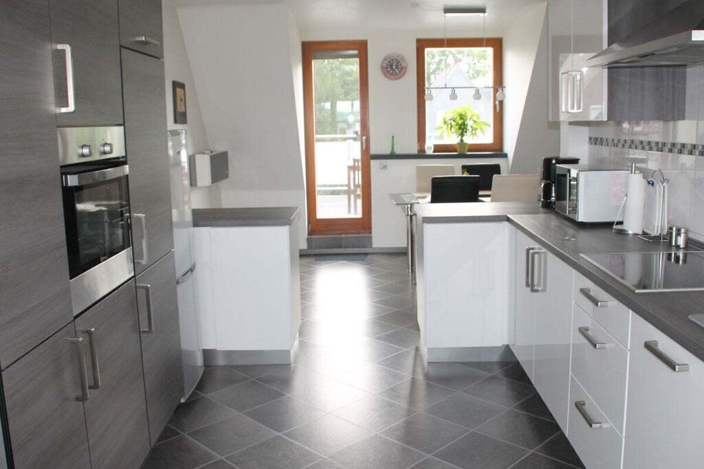 Frigorífico, horno, placa de cocina y lavavajillas