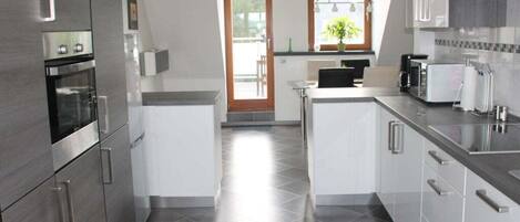 Frigorífico, horno, placa de cocina y lavavajillas