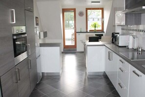 Refrigerador, horno, parrilla de estufa y lavavajillas 