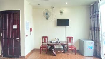 Bộ đồ giường cao cấp, nệm có lớp đệm bông, minibar, màn/rèm cản sáng