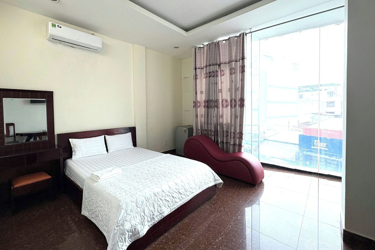 Quarto casal standard, vista para a cidade | Frigobar, escrivaninha, espaço de trabalho para notebook