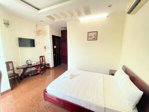 Habitación básica doble | Ropa de cama de alta calidad, colchones con acolchado adicional, minibar