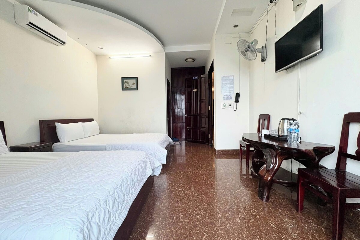Quarto casal família | Frigobar, escrivaninha, espaço de trabalho para notebook