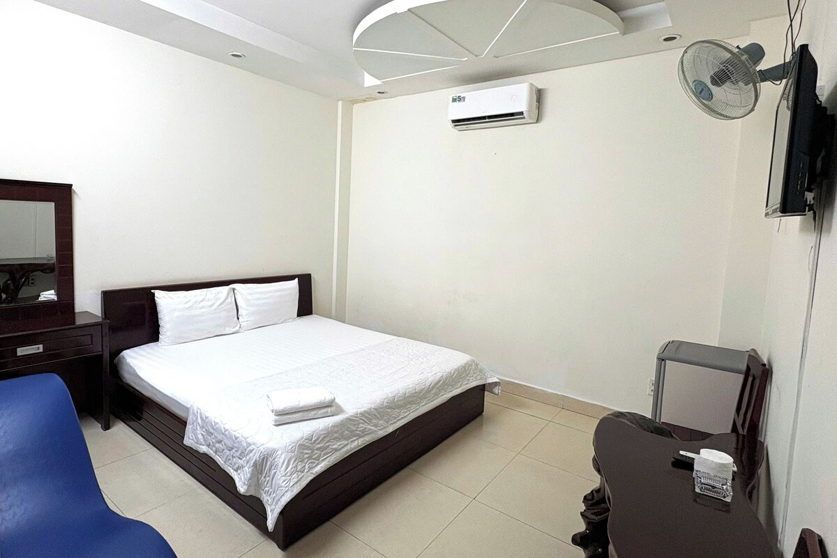 Quarto casal básico | Frigobar, escrivaninha, espaço de trabalho para notebook