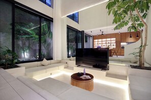 Luxury Villa | Ruang tamu | 55 inci televisyen skrin rata dengan digital, TV LED, Netflix