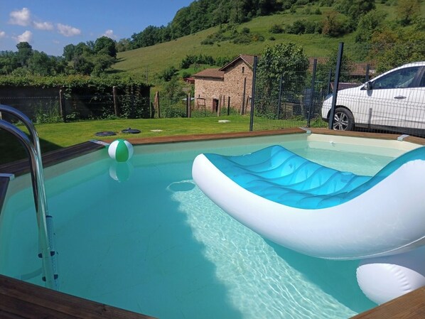 Una piscina al aire libre, una piscina climatizada