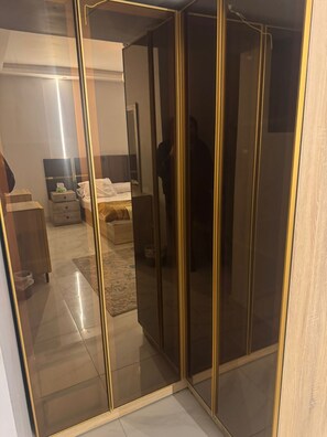 2 habitaciones, tabla de planchar con plancha, wifi y ropa de cama