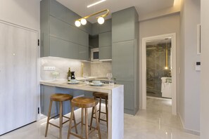 Kühlschrank, Ofen, Wasserkocher mit Kaffee-/Teezubehör, Wasserkocher