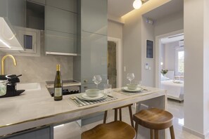 Frigorífico, horno, cafetera o tetera y hervidor eléctrico