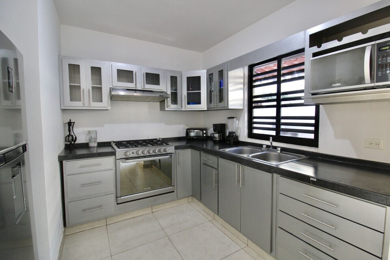 Microonde, piano cottura, macchina per tè/caffè