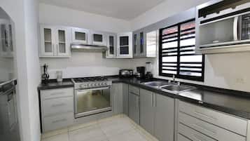 Microonde, piano cottura, macchina per tè/caffè