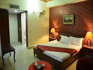 Standard Room | Desk, soundproofing, free WiFi, bed sheets - Luxury One Hotel (Lahore)