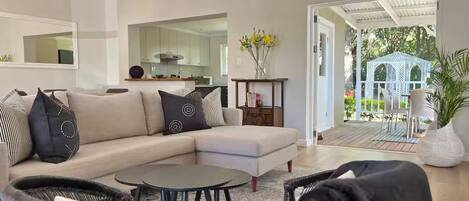 Een smart-tv, een open haard, boeken en een stereo