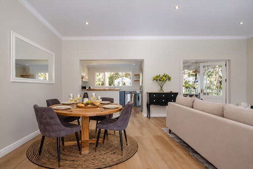 Village Vine Stream • Walk to Franschhoek Village • Private Pool • Mountain View