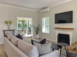 Smart-TV, Kamin, Bücher, Stereoanlage