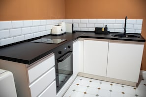 Comfort Apartment | Private kitchen | Fridge, oven, stovetop, dishwasher - Allegro Apartments City Center (Oradea)