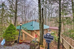 Exterior - Cool Tree House with Hot tub  FREE EV charging (Beech Mountain)