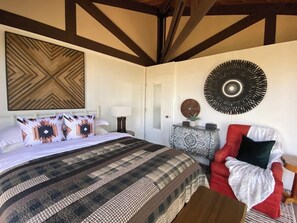 2 bedrooms, iron/ironing board, travel cot, WiFi - Cool Tree House with Hot tub  FREE EV charging (Beech Mountain)