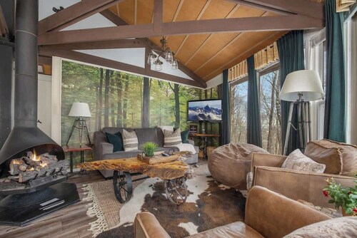 Cool Tree House with Hot tub  FREE EV charging